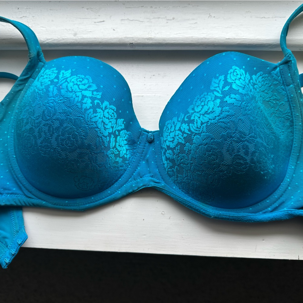 Attractive Soma bras 38D triple closure
Well made and have kept great shape
